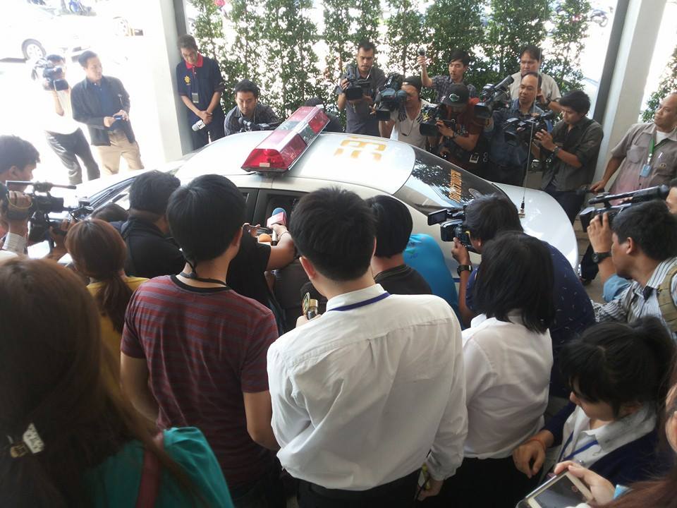 fm91trafficpro's tweet photo. ตร. คุม อดีตผู้ช่วย อธิการบดี สจล. "สรรพสิทธิ์" ฝากขังศาลจังหวัดมีนบุรี คัดค้านประกันตัว #FM91 http://t.co/zLpUhAdsc7 http://t.co/i1uK907vCH