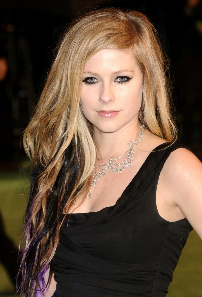 AvrilMusicChart's tweet image. Avril Lavigne at the world premiere of Alice in Wonderland held at London’s Odeon Leicester Square. - Feb 25, 2010