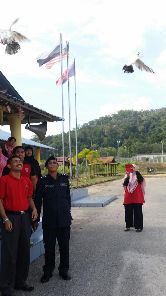 CCRCGambang's tweet photo. GIMIK  PELEPASAN BURUNG MERPATI UTK HARI ANTIDADAH  &amp; MENGGAUL YEE SANG UTK  TAHUN BARU CINA
@KPAADK  @azmimus68 http://t.co/HaneX5mutD