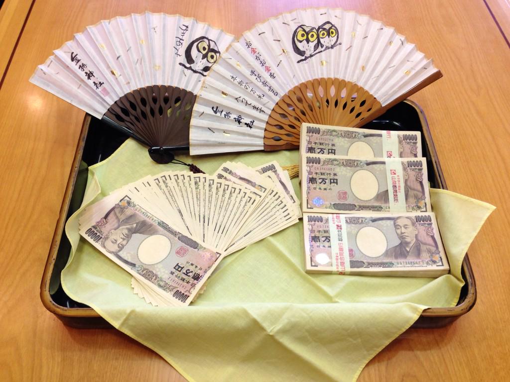 山口秀樹 Sur Twitter 朝いちばんに 観光協会から寄付金の贈呈がありました 今年も金持神社札所の1年間の利益から一部を寄付いただきました 観光関連の事業に使わせていただきます 現金で350万円 初めて現金の 札束というものを見ました Http T Co 山口秀樹 Sur Twitter 朝いちばんに 観光協会から寄付金の贈呈がありました 今年も金持神社札所の1年間の利益から一部を寄付いただきました 観光関連の事業に使わせていただきます 現金で350万円 初めて現金の 札束というものを見ました Http T Co
