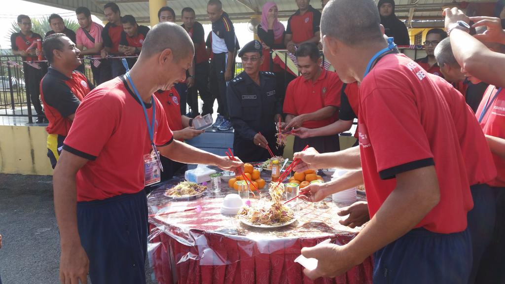 CCRCGambang's tweet photo. GIMIK  PELEPASAN BURUNG MERPATI UTK HARI ANTIDADAH  &amp; MENGGAUL YEE SANG UTK  TAHUN BARU CINA
@KPAADK  @azmimus68 http://t.co/HaneX5mutD