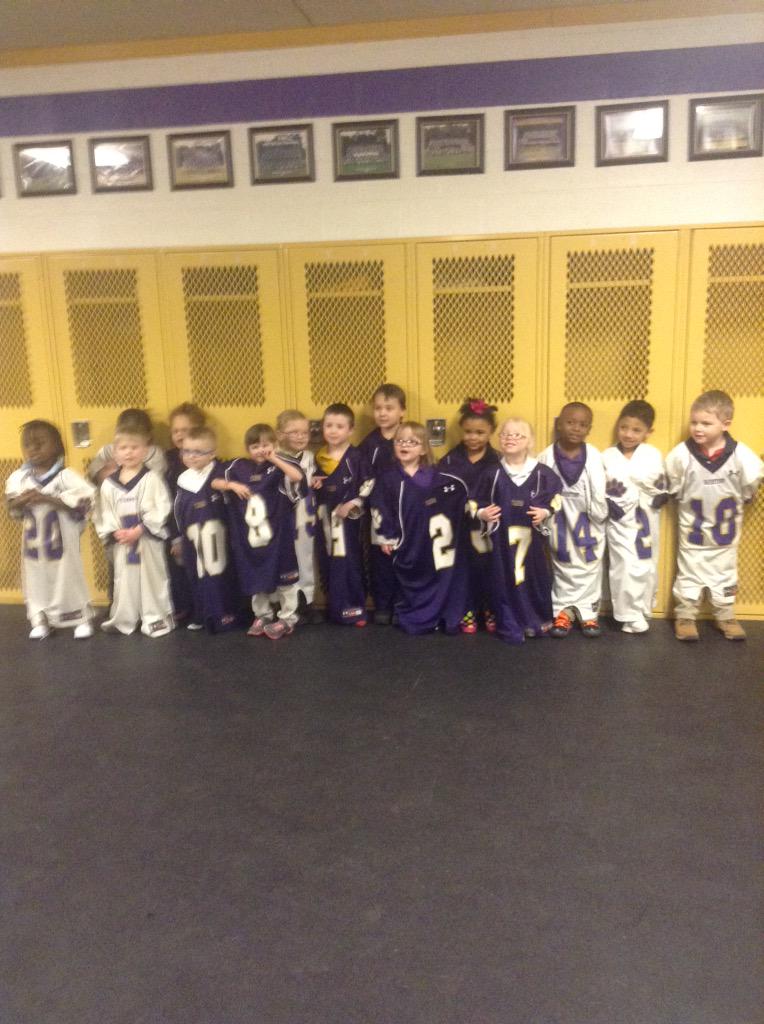 BHSFootballEQ's tweet photo. Today we had visitors from future Tigers. They learned about equipment, how to catch and throw, and how to tackle! http://t.co/j3ND4KZtiL