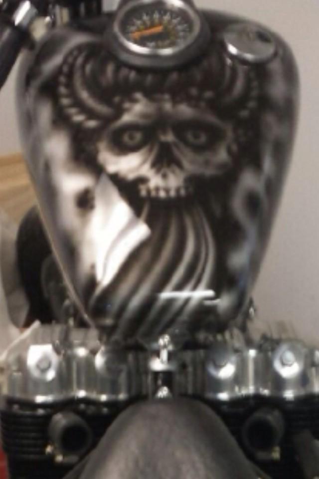 kelly_mcrae's tweet photo. Close up of #motorcycletank #motorcycle #airbrushaction #gettingitdone #sharemyart @SkinDTattoo http://t.co/dDauszEFRa
