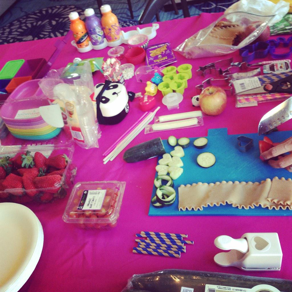 momdotmemamas's tweet photo. Learning to make the #bentobox and #toddlerplate FUN with #LoveOfLunch sponsored by @Re_PlayPR &amp; @laptoplunches http://t.co/nQCMEsnshC