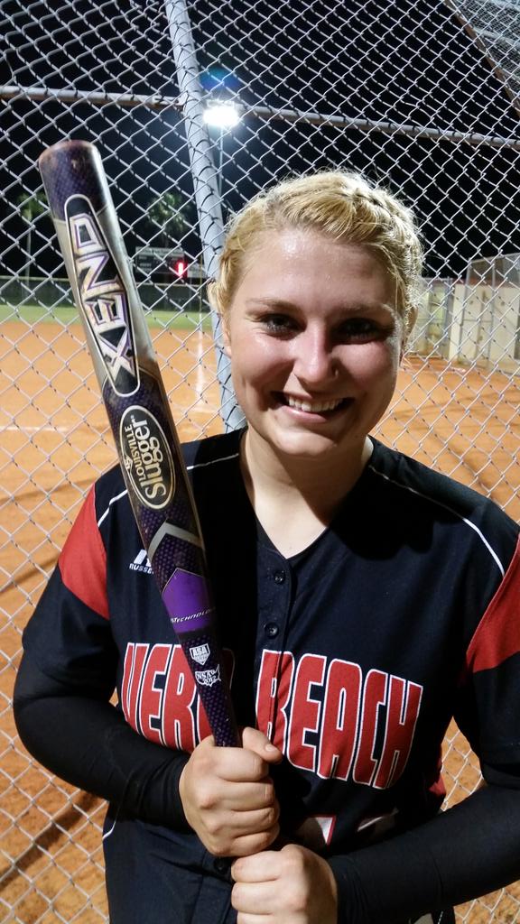 VBHS_Softball's tweet image. @sluggerFP Autumn Green drills a walk off home run with her xeno, winning the game in extra innings #vbhssoftball