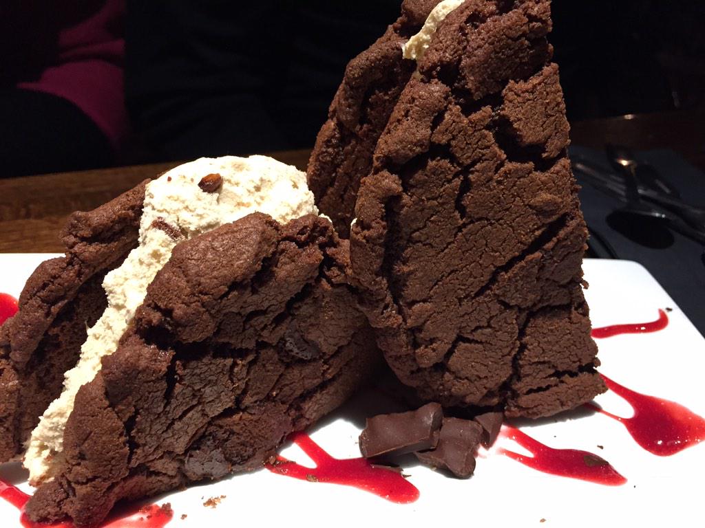 pamoscott's tweet photo. 3rd course of 3 at #Spokane #TheBoilerRoom! #INRESTWEEK with @SpokaneDana @NutellaUSA #dessert http://t.co/GAaIIsCLVA
