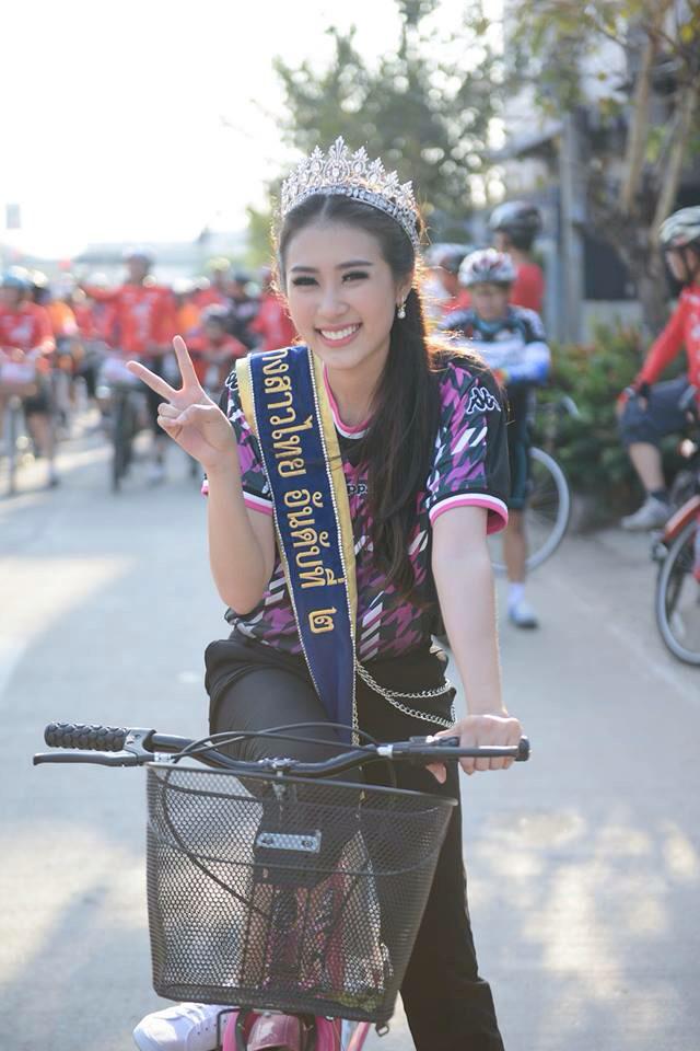 saowaly's tweet photo. @go2Thailand พวกเราคณะนางสาวไทย และนางงามสวนนกชัยนาท ได้ร่วมปั่นจักรยานรอบเมือง  สนุกมากค่ะ #Tatmissthailand http://t.co/uybkxw5oJN