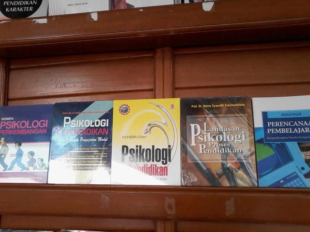 mellylydea's tweet photo. Mantep banget diskon dari 30-70% @ROSDAKARYA (Jln. Ibu Inggit No.40), bukunya asli gak palsu :p cc @InfoUPI http://t.co/RqkjO46WOk