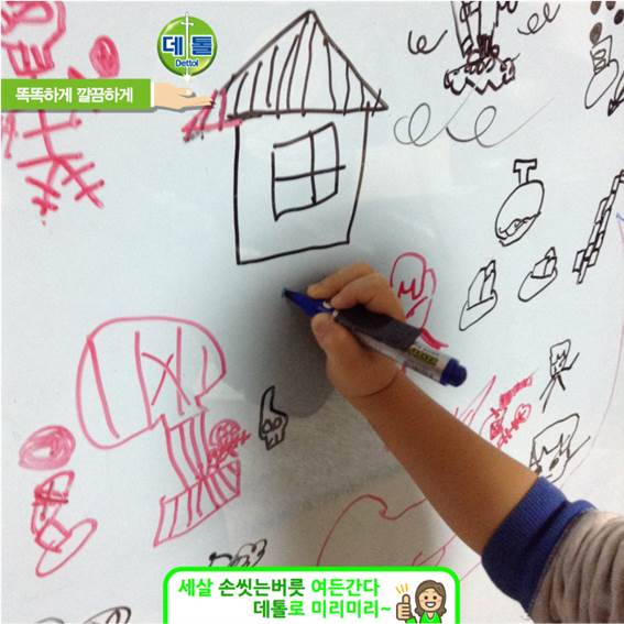 #그림 그리기를 좋아하는 데톨군을 위해 #화이트보드 를 장만했어요. 그런데 #펜 이 잘 지워지는 성질을 가지고 있어서 손에 너무 잘 묻어나네요. 화이트보드 사용 후엔 #데톨 로 #손 깨끗이 씻게  해주세요!