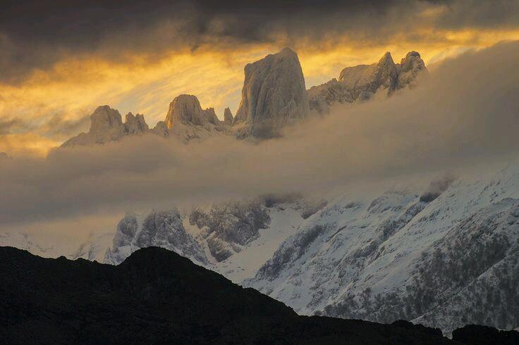 Impresionante el #Urriellu, poniendo a nuestra tierrina en el mapa!
RT <a href="/mirenelen/">AlmadeBlues</a>: "Amanece #sunrise #PicosDeEuropa"