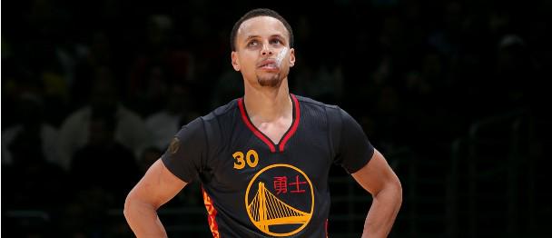 See highlights of <a href="/StephenCurry30/">Stephen Curry</a>'s big night (32 points, 8 assists) in the <a href="/Warriors/">Golden State Warriors</a> win. on.nba.com/1ahku0I