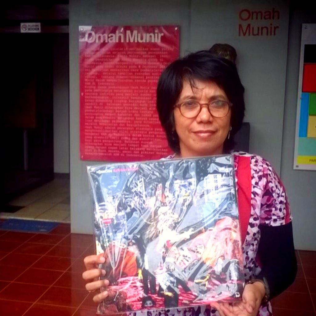 Thnks to bung <a href="/samacksamakk/">samack</a> atas bantuannya mengantarkan "Barisan Nisan" ke mba Suciwati di @OmahMunir Malang