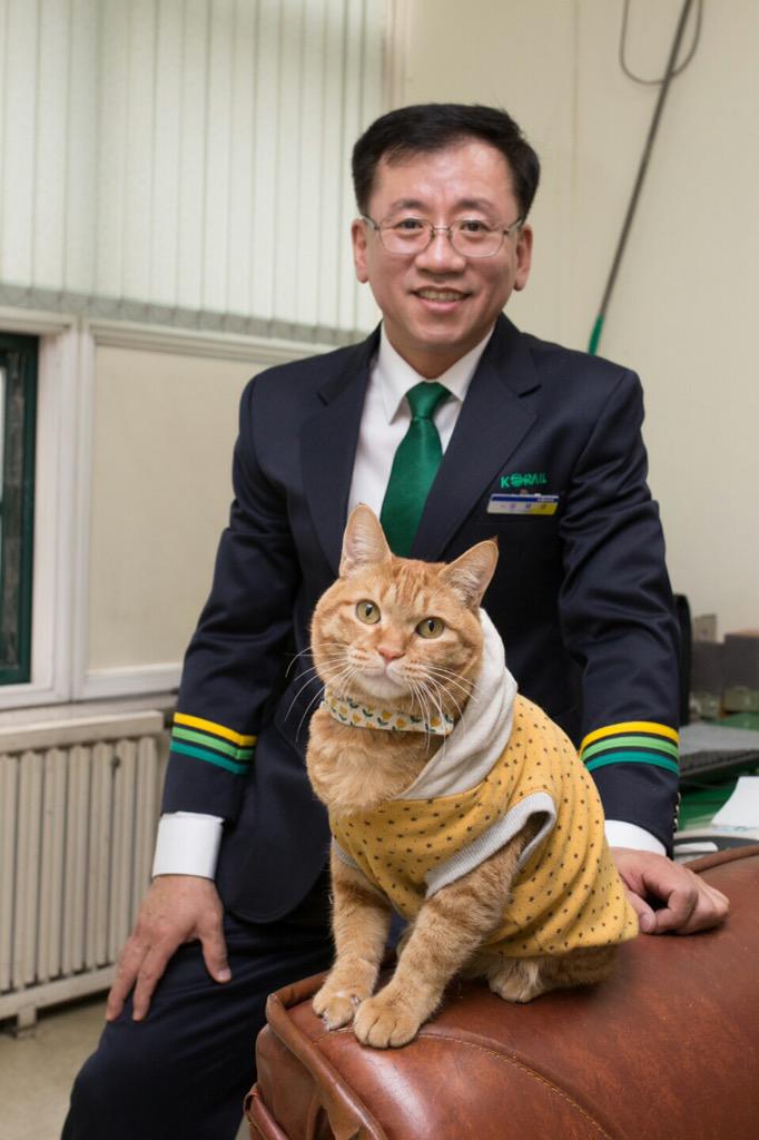 AnimalArirang's tweet image. 역곡역 다행이 속에는 사람이 들어있는덧 같습니다. 김행균 역장님과 사진 찍을때면 이렇게 멋진 포즈를^^