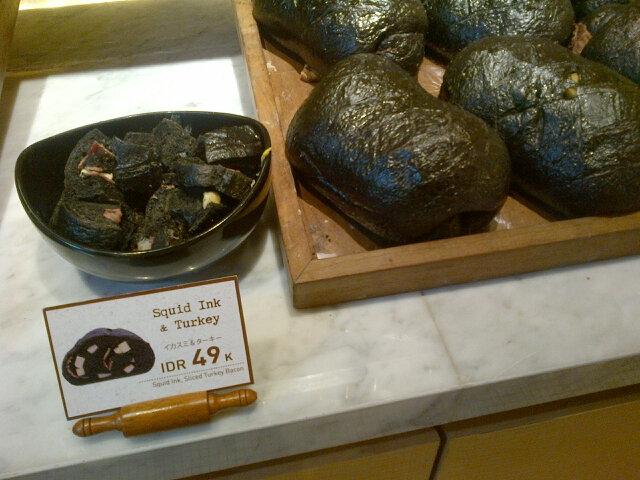 xiaocink07's tweet photo. Try squid bakery ?? Let's go to GI .. #francisartisanbakery http://t.co/w9N5LEUinU
