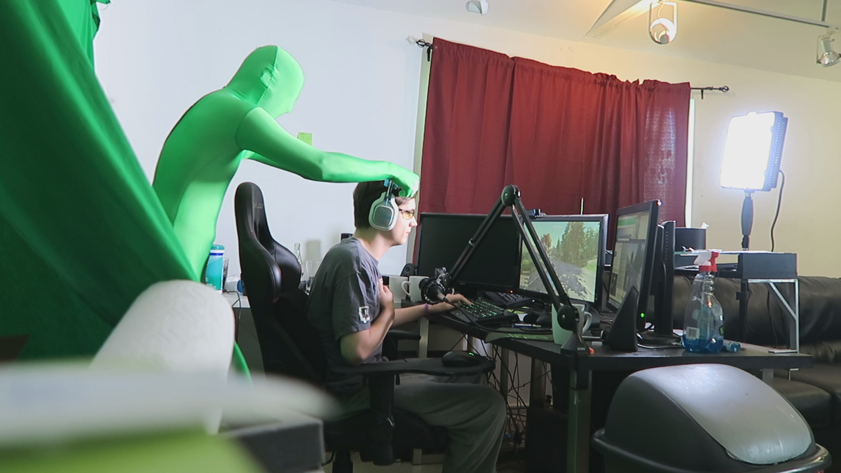 1 Green Screen + 1 Green Suit = EPICNESS! youtube.com/watch?v=kK0c-L…