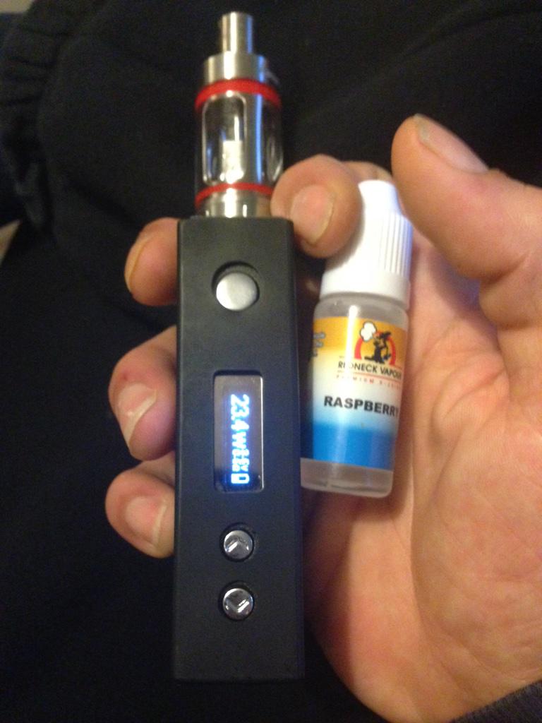 CorbenDan's tweet photo. @RedneckVapour Bit of raspberry  plume while walk the kids to school #redneckLyfe  #handcheck #vape #vapelife http://t.co/qzuLvjH9a3