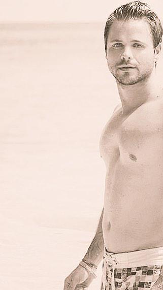 DLmdla's tweet photo. Mon corps parfait dans lagon ! Pour moi c'est les Vacances de l'Amour ! #LMDLA http://t.co/zKcZXPsgIl