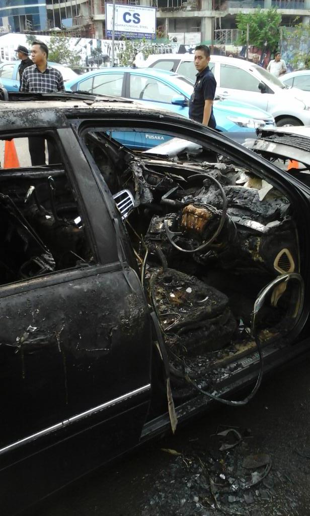 boby34131's tweet photo. @Metro_TV mobil sedan terbakar tkp podomoro city depan central park jakbar http://t.co/8nSLLvtrWk