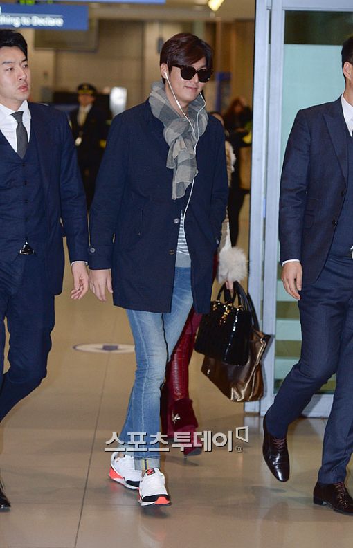 MinShinKR's tweet photo. “@stoodotcom: [포토]이민호, 미소 살짝 지으며~ @stoodotcom http://t.co/WrifmrkPYL http://t.co/YhnOKMvuGA”
