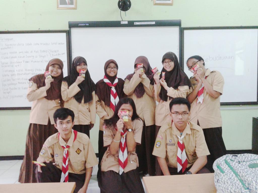 Hari ini materinya kebudayaan terus kita main games deh dapet hadiah yey✌