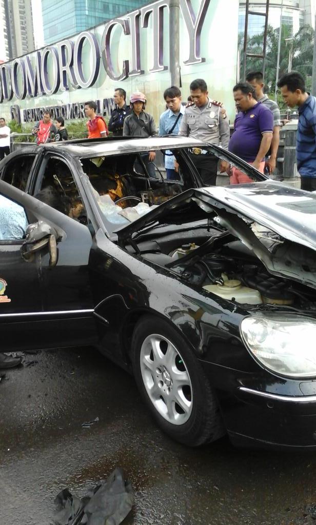 Natan_Itink's tweet photo. Even Mercy pun ikut terbakar.."@TMCPoldaMetro: RT @boby34131: 17.25  Imbas Mercy B1945KH  terbakar di dpn podomoro c http://t.co/8xEgBidkuz"