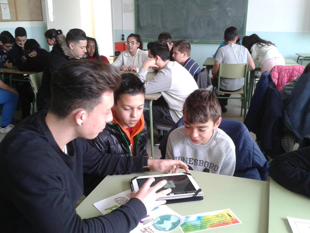 inslaialarquera's tweet photo. Avui els alumnes de 6è de l'escola Camí del Mig han dissenyat cartells solidaris amb alumnes de l'@inslaialarquera http://t.co/bKJaGTE0qx