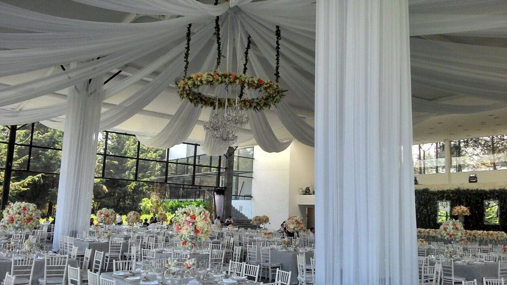 Un plafón de tiras tipo Arabe en el jardín de los cedros.