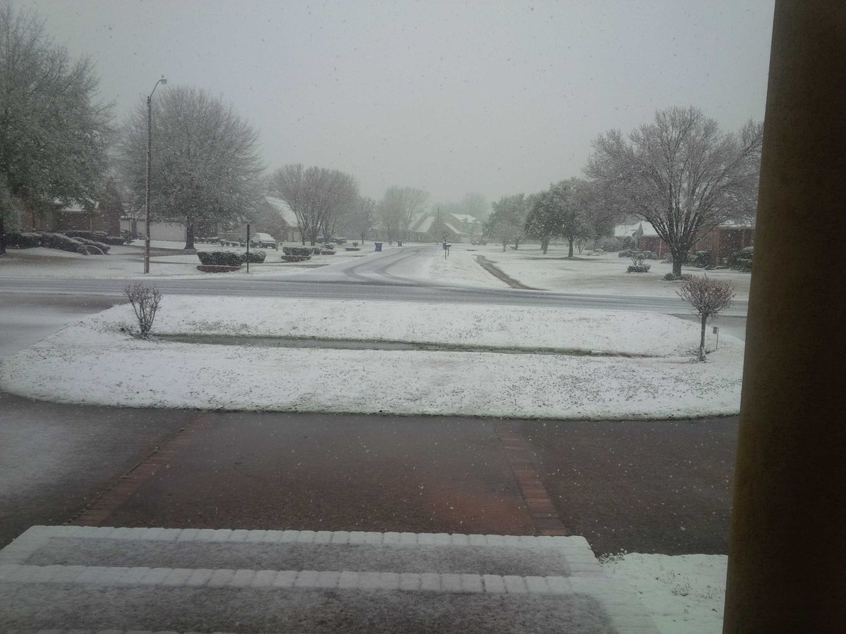 kingdomthing's tweet image. Today we woke up to real snow flakes not ice! #weathershift #snowinLouisiana