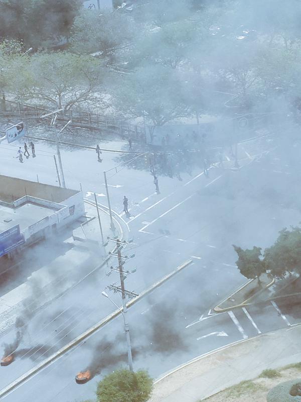 ESPERANZA__VZLA's tweet photo. #25F queman cauchos en los alrededores de la #LUZ #Maracaibo http://t.co/p9QgsOXWxl