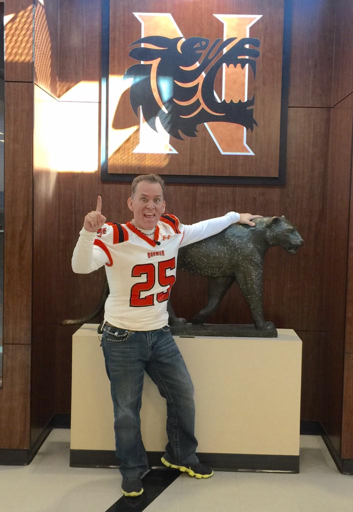 MitchEnglish's tweet photo. Thanks to @NHSChoir @NormanHighBand @NormanSchools @NormanHigh16 for letting me hang out today on @OKCFOX! GO TIGERS! http://t.co/w4dNfAtDPe