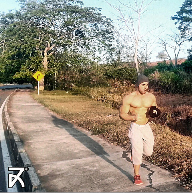 Alexander_RFM's tweet photo. El correr me permite alejarme de todo y experimentar la soledad, aveces es necesaria Allí puedo encontrarme con Dios! http://t.co/O4EAEiKfqe