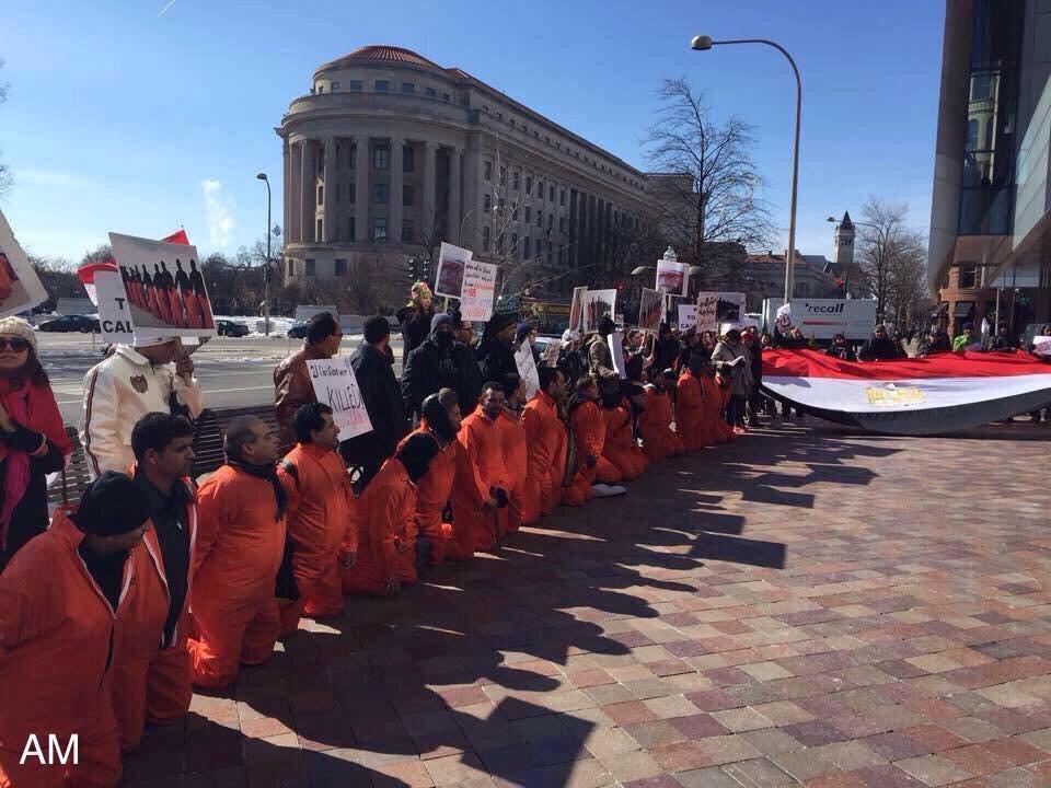 SAlabdool's tweet photo. وقفة للمصريين في إمريكا يرتدون الزى البرتقالى مثل شهداء ليبيا، تأييداً للجيش فى هجومه على داعش.. وين الاعلام المصري http://t.co/zeOLRdbUnM