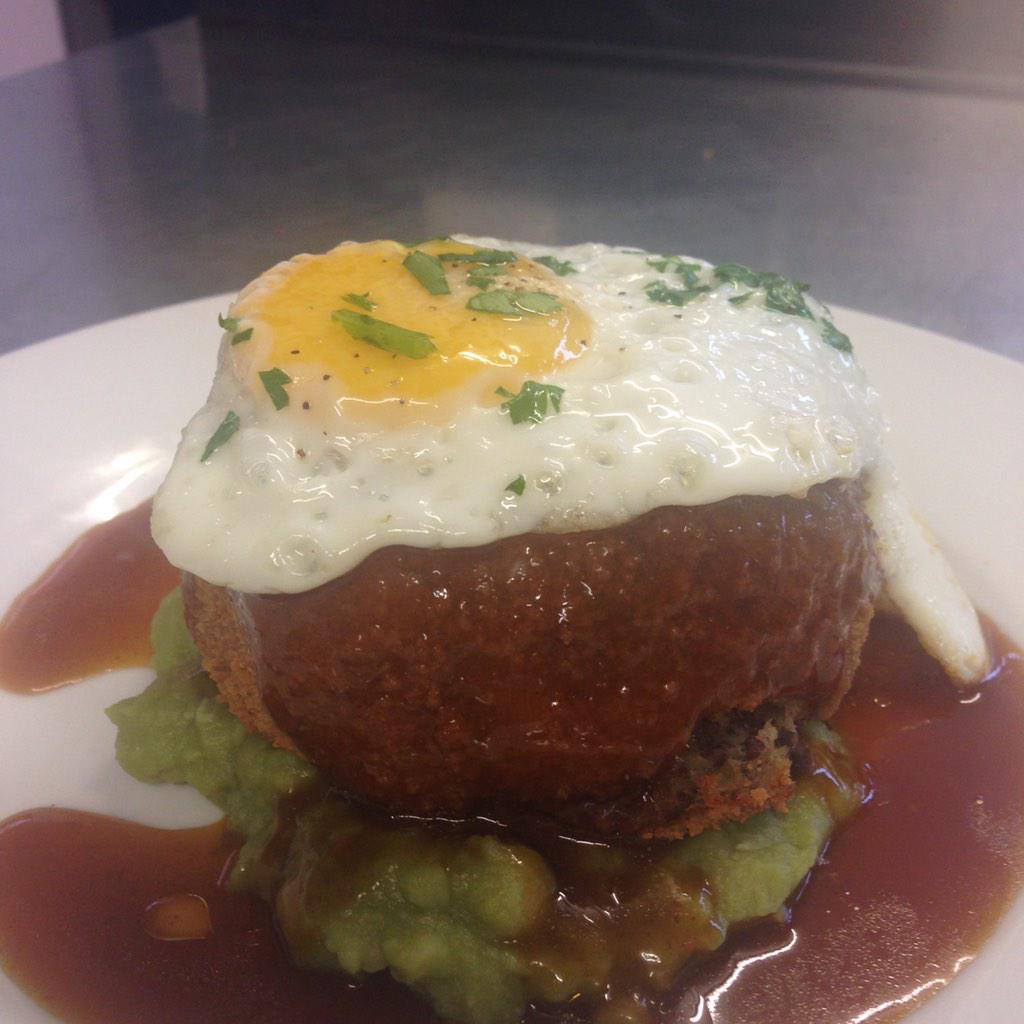 pol_chef's tweet image. Corned Beef Hash, Mushy Peas, Fried Egg #DeliMenu starts #EasterMonday