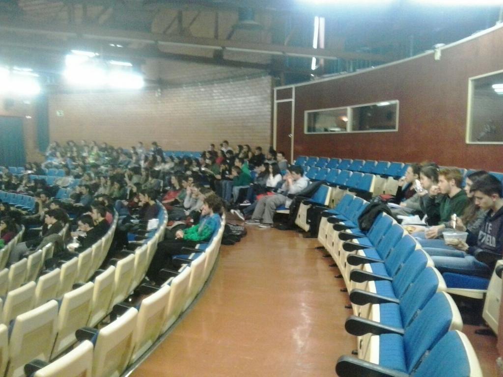 Unes 100 persones a la xerrada sobre l'EU2015 i el 3+2 organitzada per <a href="/AssBioUB/">AssembleaBioUB</a>  amb la presència de <a href="/COS_UB/">COS UB</a>