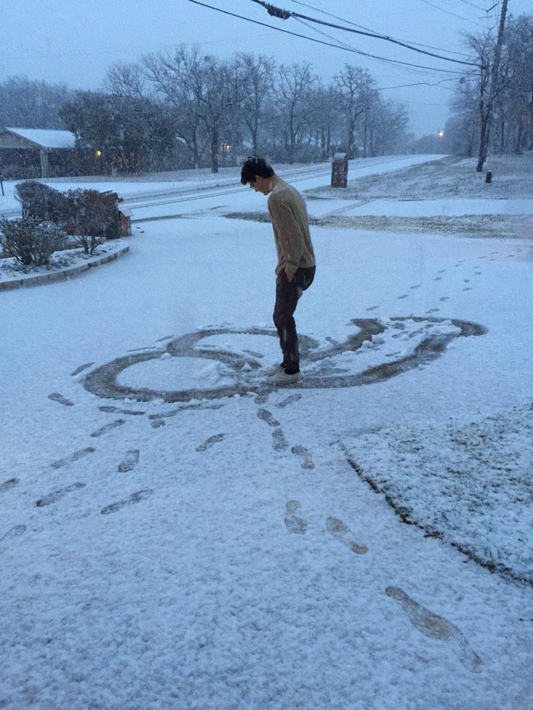 ayexmadeline's tweet photo. mom:"hurry lets get a good picture before drew ruins the pretty driveway"
drew:"too late" http://t.co/jgBCKEl7LA