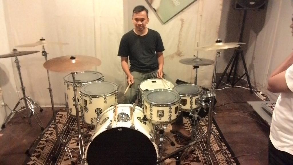 Hari ini latihan pertama ditahun 2015 tanpa vocalist kami yang sedang di negeri tetangga :)