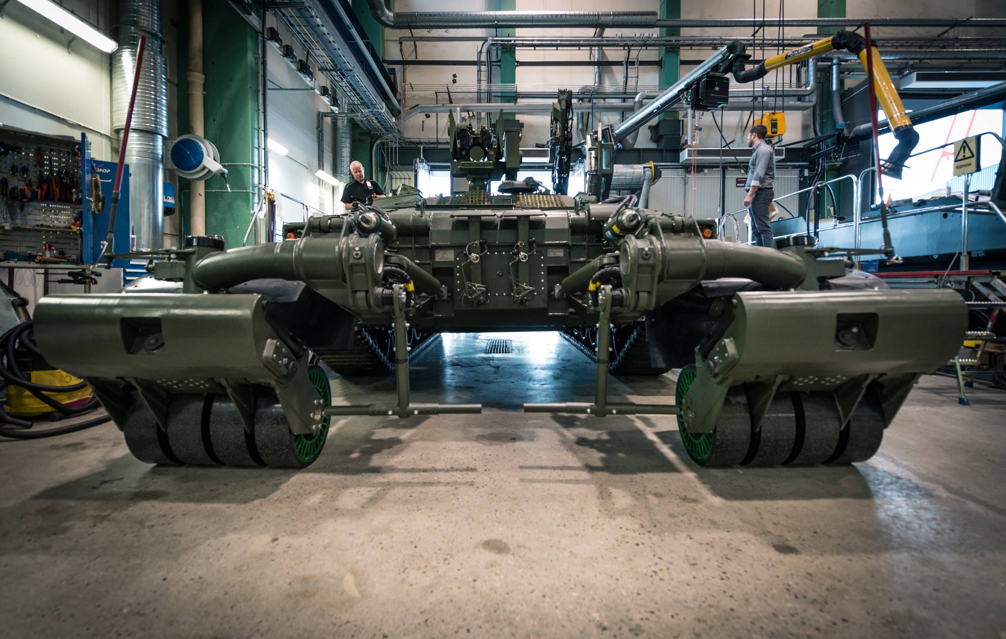 تويتر けるちゃ على تويتر すげぇ 遂に多脚戦車が実用化されたか と興奮しましたが これ ノルウェー軍に納入された工兵仕様のcv90なんですな この状態で見るとサイバーパンクな雰囲気出ててすごい Http T Co Ttae2hcxgm
