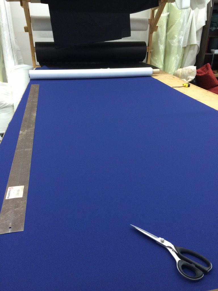 Prachtige blauwe outdoorstof, geknipt voor de buitenbank 😀
