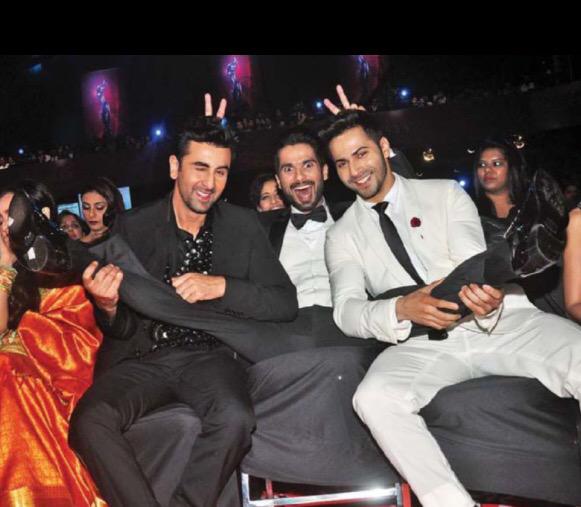 And This is what BOYZ do.....
Happy Birthday Shahid Kapoor with & Ranbir Kapoor .. at FF 