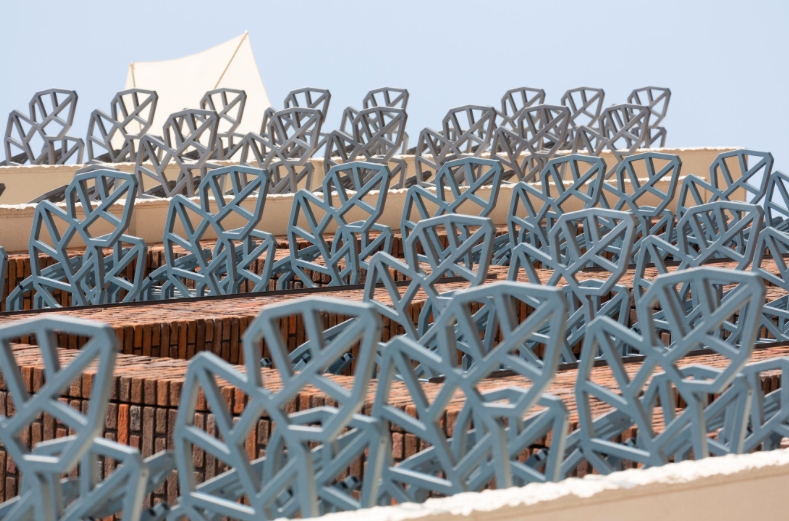 Dutch designer Ineke Hans creates a leaf-led balcony design for an Amsterdam housing block. disegnodaily.com/article/studio…