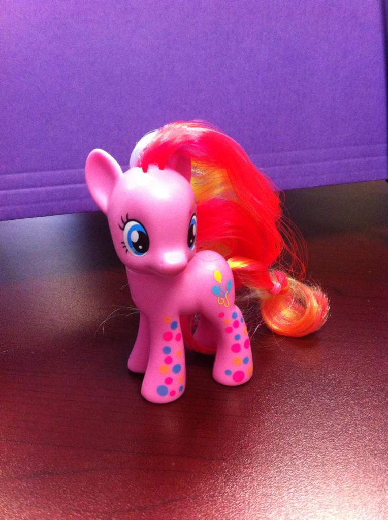 CSViamonde's tweet photo. Notre petite pouliche souligne la #JourneeDuChandailRose, et vous ? #FinALintimidation #PinkShirtDay http://t.co/qL6ME9uxTL