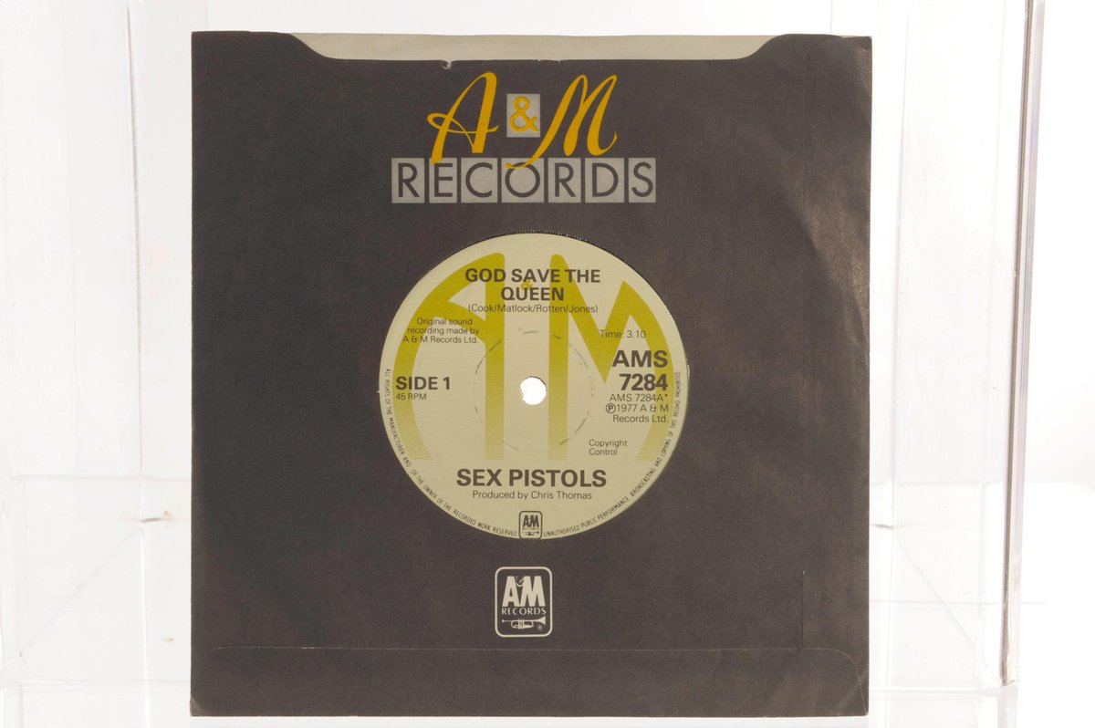 Sex pistols постеры на стену. God save the queen обложка. мелодия выпустила пластинку sex pistols. сингл m1v iii. Sex pistols god save the queen перевод.