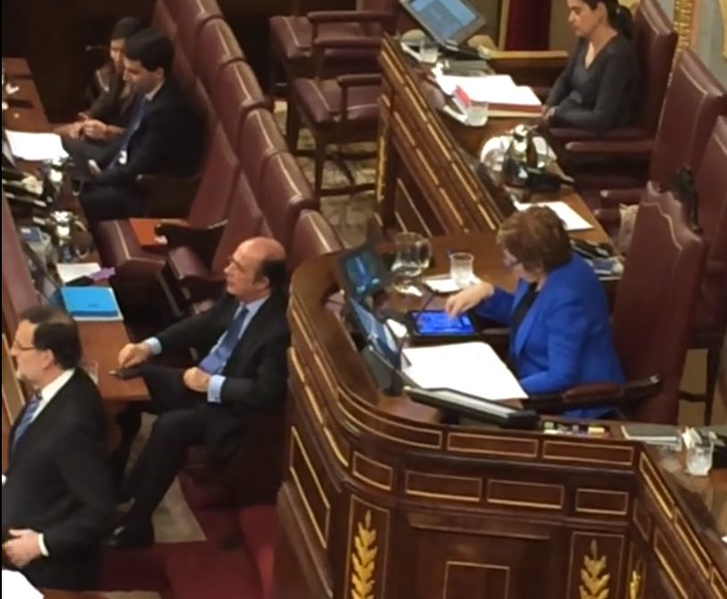 verne's tweet photo. Villalobos, no estás sola: otras grandes pilladas en las cortes http://t.co/74vpOA7DnA http://t.co/Vdd009VuMr