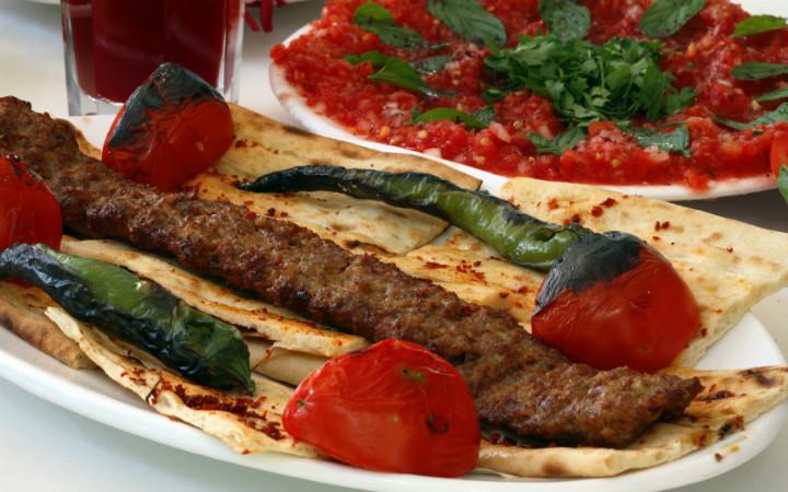 Adana kebap bir kültürdür.

Harbi Adanalıların Kebapta Görmeye Dayanamadığı 13 Yanlış
yemek.com/adanalilarin-k…