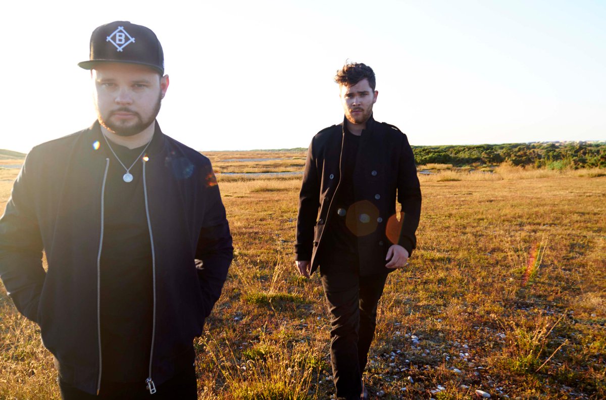 AmazonMusicUK's tweet image. Rock legend @JimmyPage hands a 'surprised' @royalblooduk the @BRITAwards for #BritishGroup! amzn.to/1BdbxQc