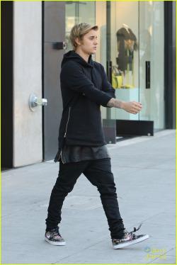 Updates4JB's tweet image. February 23: Justin spotted shopping in Beverly Hills, California.