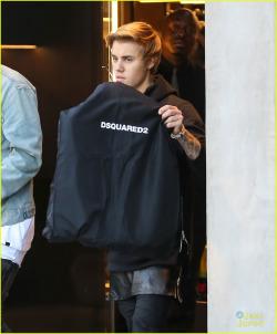 Updates4JB's tweet image. February 23: Justin spotted shopping in Beverly Hills, California.