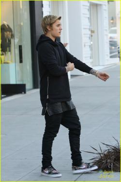Updates4JB's tweet image. February 23: Justin spotted shopping in Beverly Hills, California.