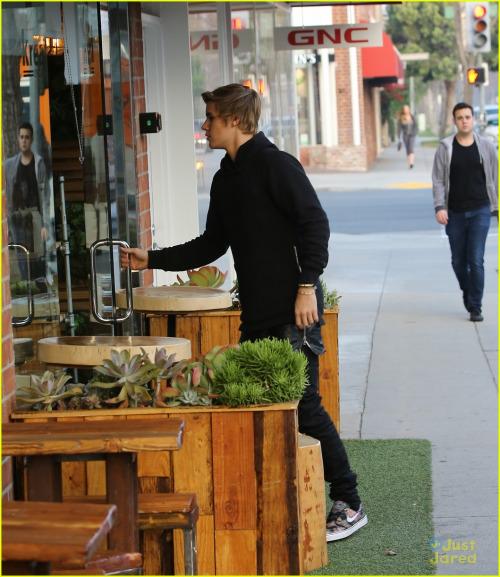 Updates4JB's tweet image. February 23: Justin spotted shopping in Beverly Hills, California.