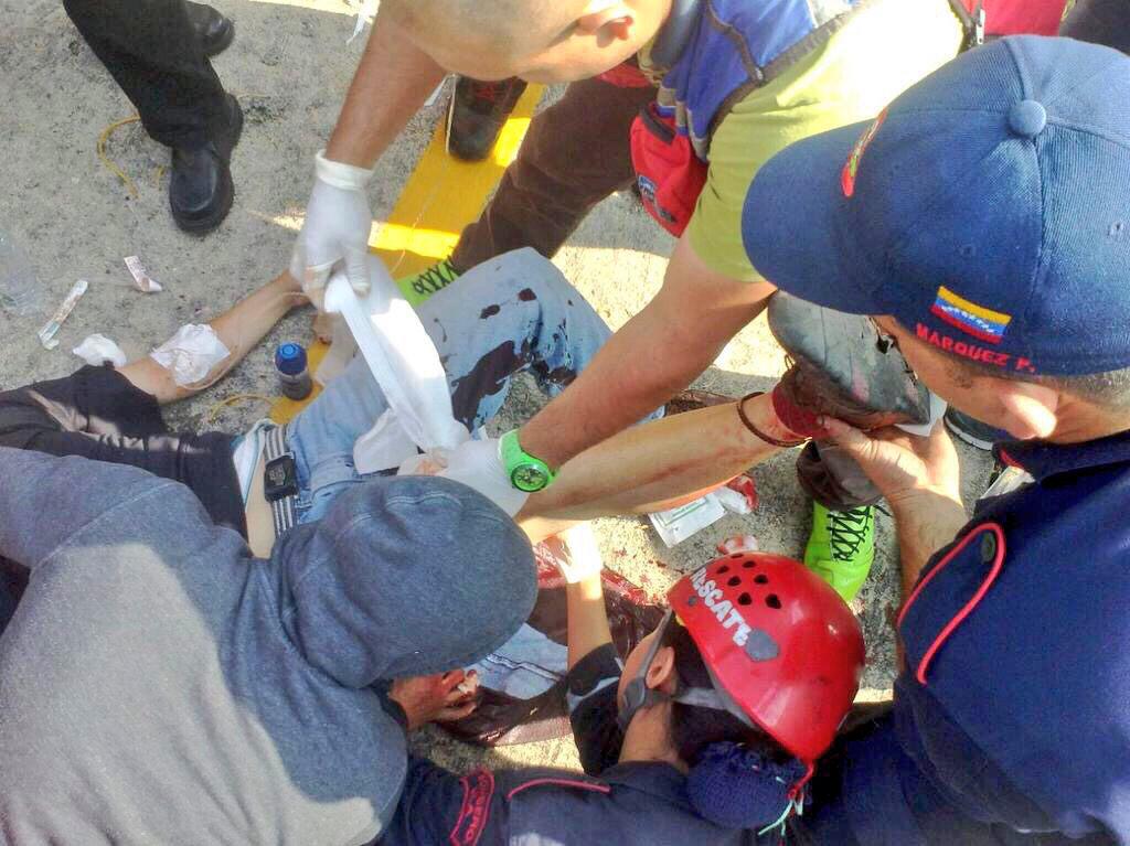 RConfidencial's tweet photo. PERIODISTA  @omargonzalez6: Sigue criminal represión  . Otros 3 heridos de bala en la ULA #25F   http://t.co/ZHRnbZwnGr